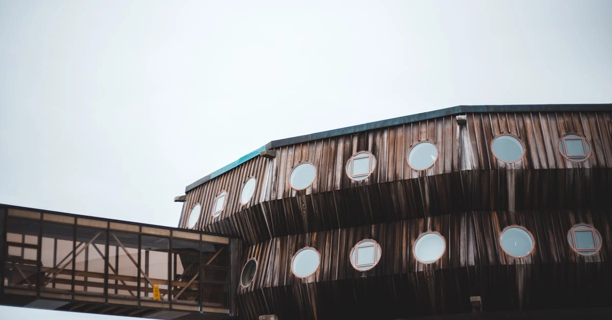 découvrez les normes de bardage en bois, essentielles pour assurer la qualité, la durabilité et l'esthétique de vos projets de construction. apprenez comment choisir le bon matériau et respecter les réglementations en vigueur.