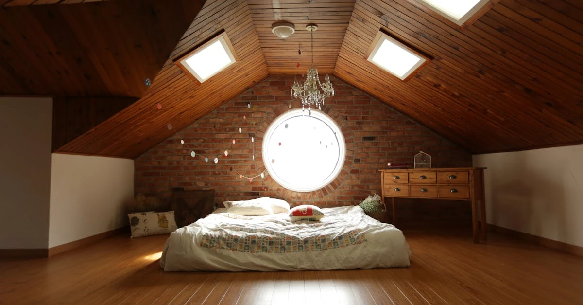 transformez votre grenier en un espace de vie fonctionnel et confortable grâce à l'aménagement des combles. découvrez nos conseils et idées pour réussir votre attic conversion en maximisant l'espace et la lumière naturelle.