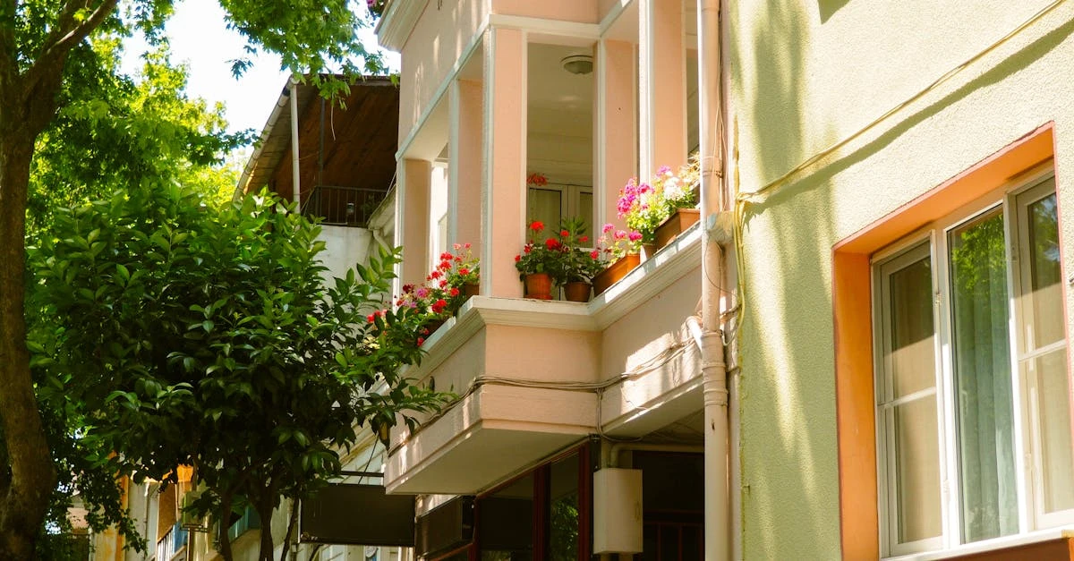 découvrez les meilleures plantes à fleurs adaptées pour un balcon exposé à l'ouest, idéales pour embellir votre espace extérieur avec couleurs et fraîcheur toute la journée.