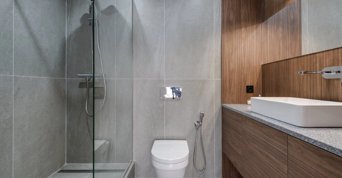 découvrez comment poser du carrelage effet bois dans une salle de bain pour allier élégance et durabilité. guide complet pour un résultat professionnel et esthétique.