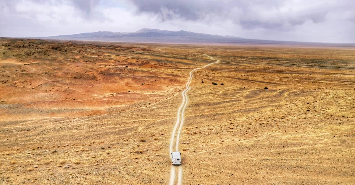 découvrez nos conseils pratiques pour la vanlife : astuces pour voyager confortablement, organiser votre espace et vivre pleinement l'aventure nomade.