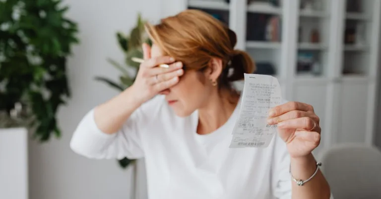 découvrez le coût d'un décorateur d'intérieur et comment optimiser votre budget pour transformer votre espace avec style et professionnalisme.