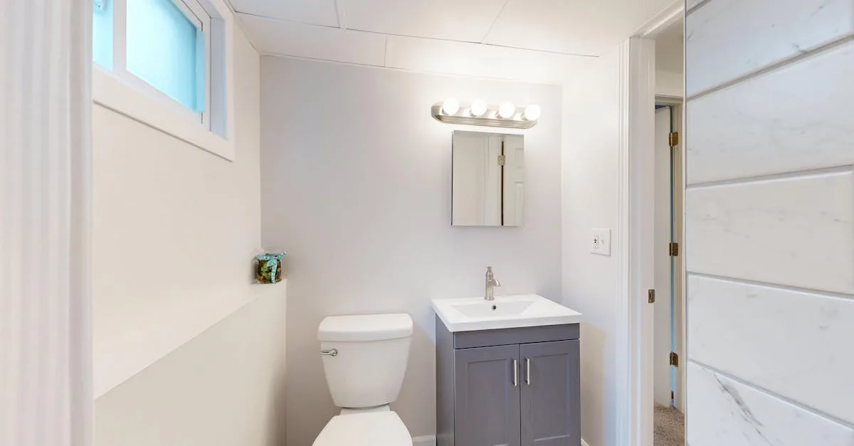 idées et conseils pour décorer une petite salle de bains de manière fonctionnelle et esthétique, en optimisant l'espace disponible.