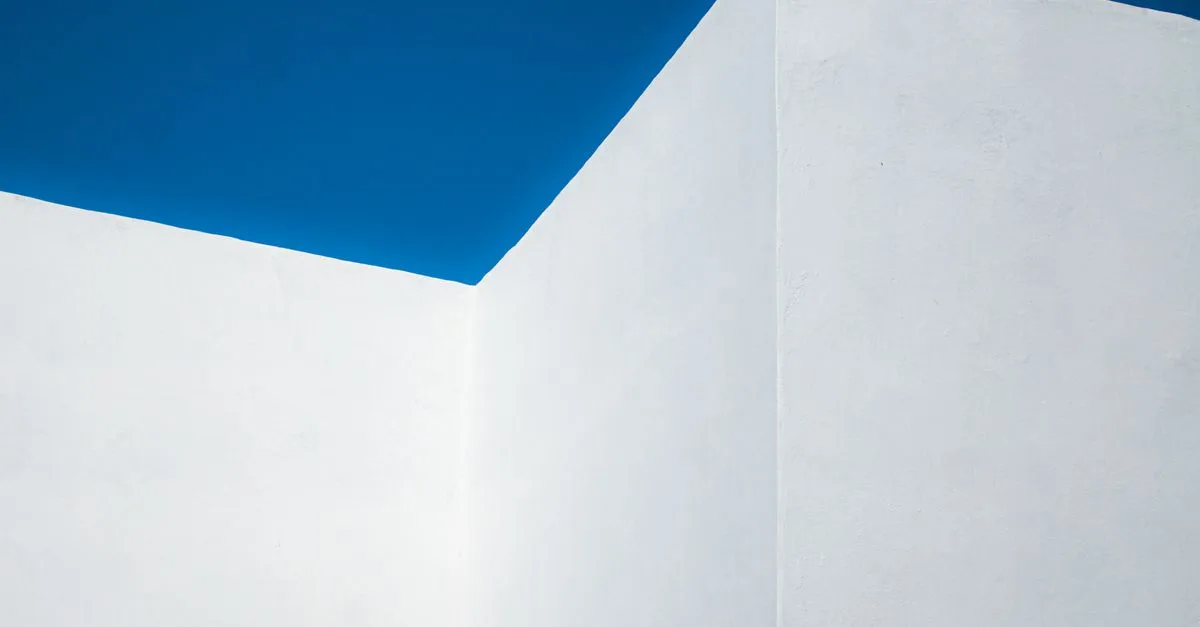 découvrez nos murs blancs froids, une touche moderne et épurée pour sublimer votre intérieur avec élégance et simplicité.