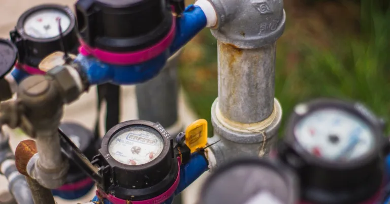 guide complet de plomberie pour tous les niveaux : conseils pratiques, astuces d'installation et maintenance pour vos systèmes de plomberie domestique.