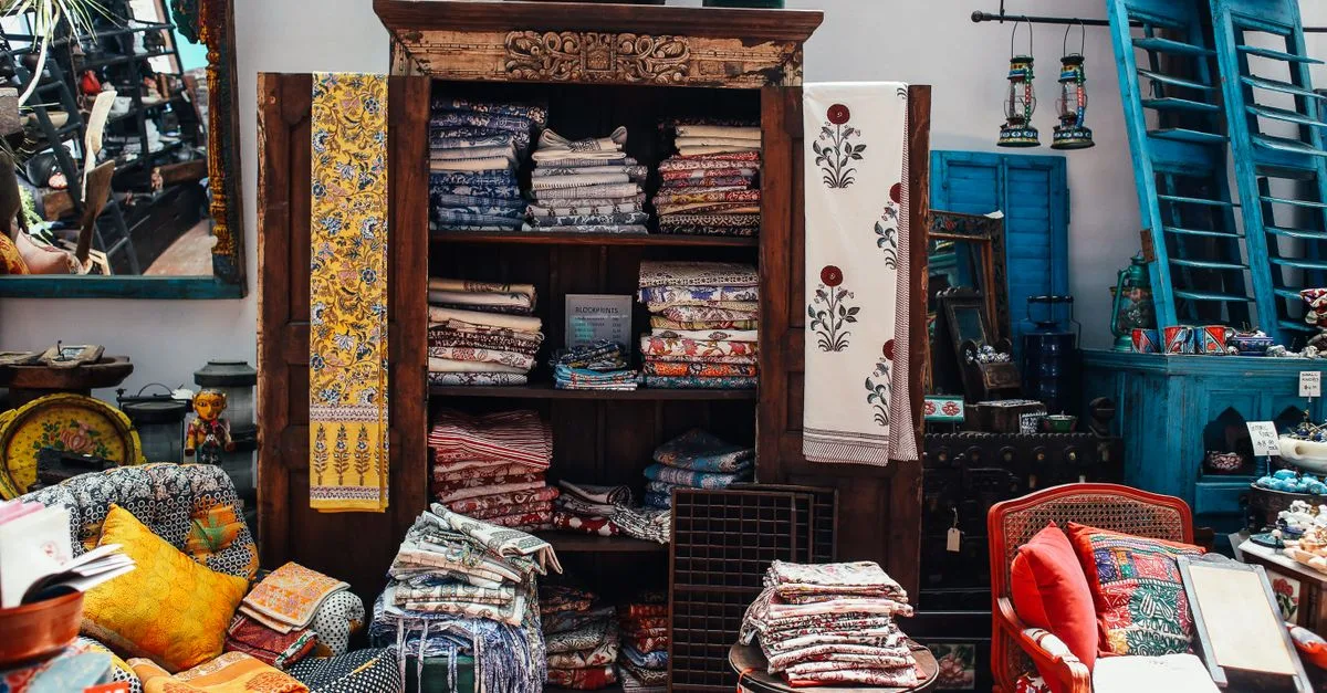 découvrez comment maîtriser le désordre dans une décoration bohème pour un intérieur à la fois chaleureux, créatif et organisé.
