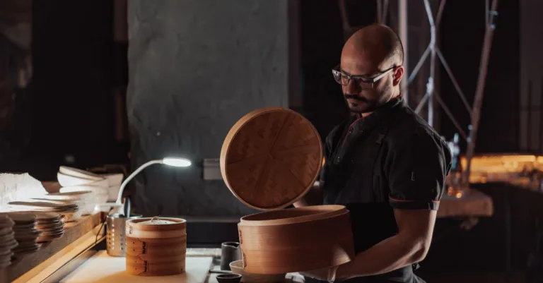découvrez le concept de dark kitchen, une cuisine professionnelle dédiée uniquement à la préparation de plats pour la livraison, sans espace de restauration sur place.