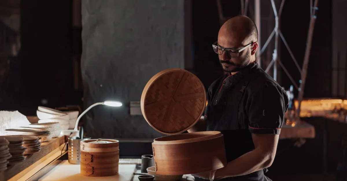 découvrez le concept de dark kitchen, une cuisine professionnelle dédiée uniquement à la préparation de plats pour la livraison, sans espace de restauration sur place.
