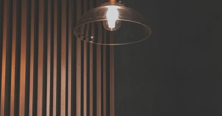 découvrez notre sélection d'éclairages de qualité pour illuminer votre intérieur et extérieur avec style et efficacité.