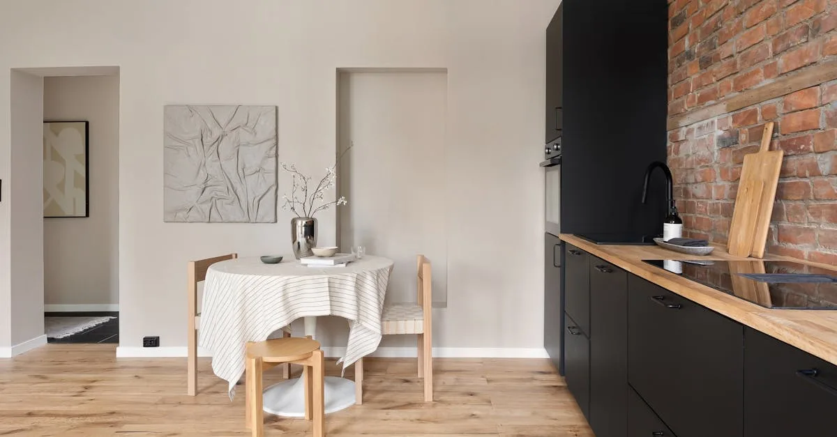 découvrez l'harmonie parfaite entre le bois clair et le noir mat pour un intérieur moderne et élégant.
