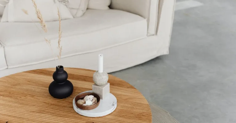 découvrez comment associer le bois clair avec le noir mat pour un intérieur élégant et contemporain, alliant chaleur naturelle et modernité.