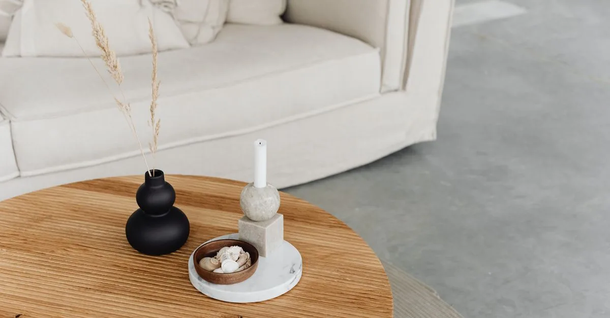 découvrez comment associer le bois clair avec le noir mat pour un intérieur élégant et contemporain, alliant chaleur naturelle et modernité.