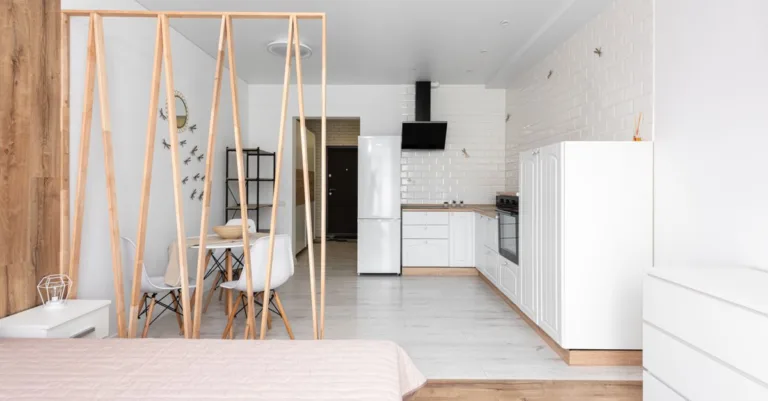 optimisez l'espace de votre studio grâce à des astuces et solutions pratiques pour un intérieur fonctionnel et confortable.