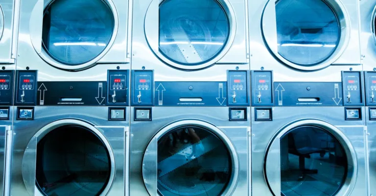 découvrez les dimensions des machines à laver pour choisir l'appareil adapté à votre espace et optimiser votre buanderie.