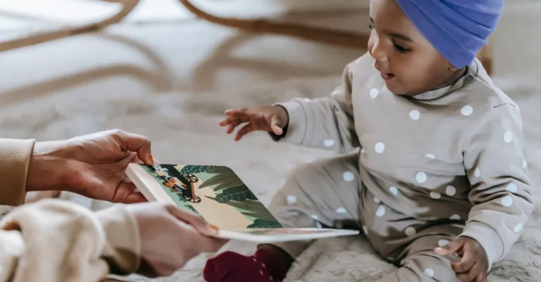 découvrez les bases de l'apprentissage précoce de la lecture pour favoriser le développement du langage et des compétences essentielles dès le plus jeune âge.